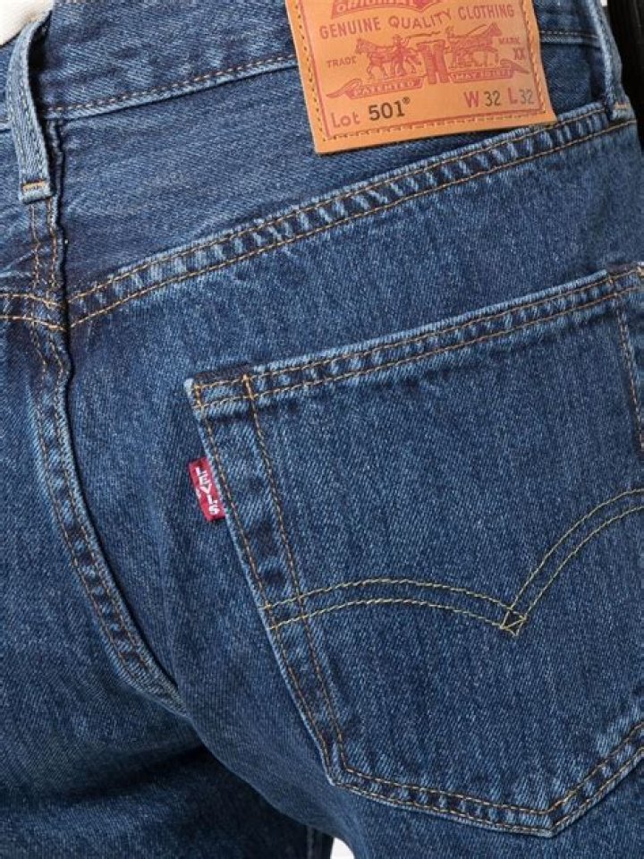 Do Levi's 501 stretch or shrink?