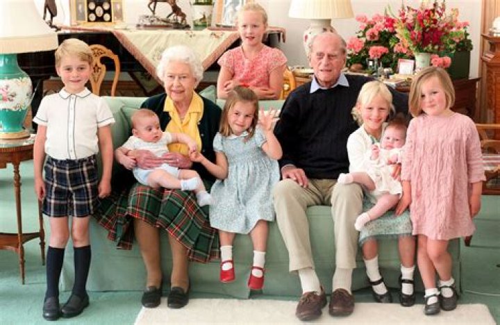 How many grandchildren does the Queen have 2020?