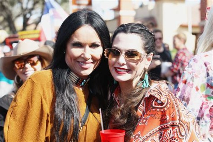 How old is Andra Simmons mother?