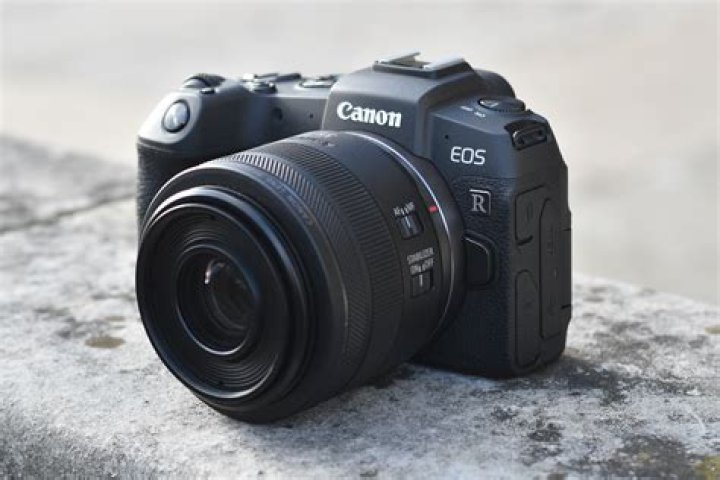 Which Canon camera is best for macro photography?